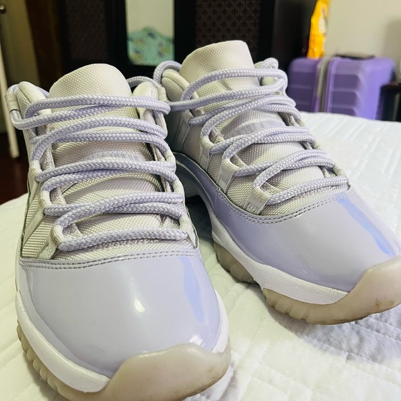 Jordan 11 size 8 gray and white only worn 3 times like new - Picture 3 of 3